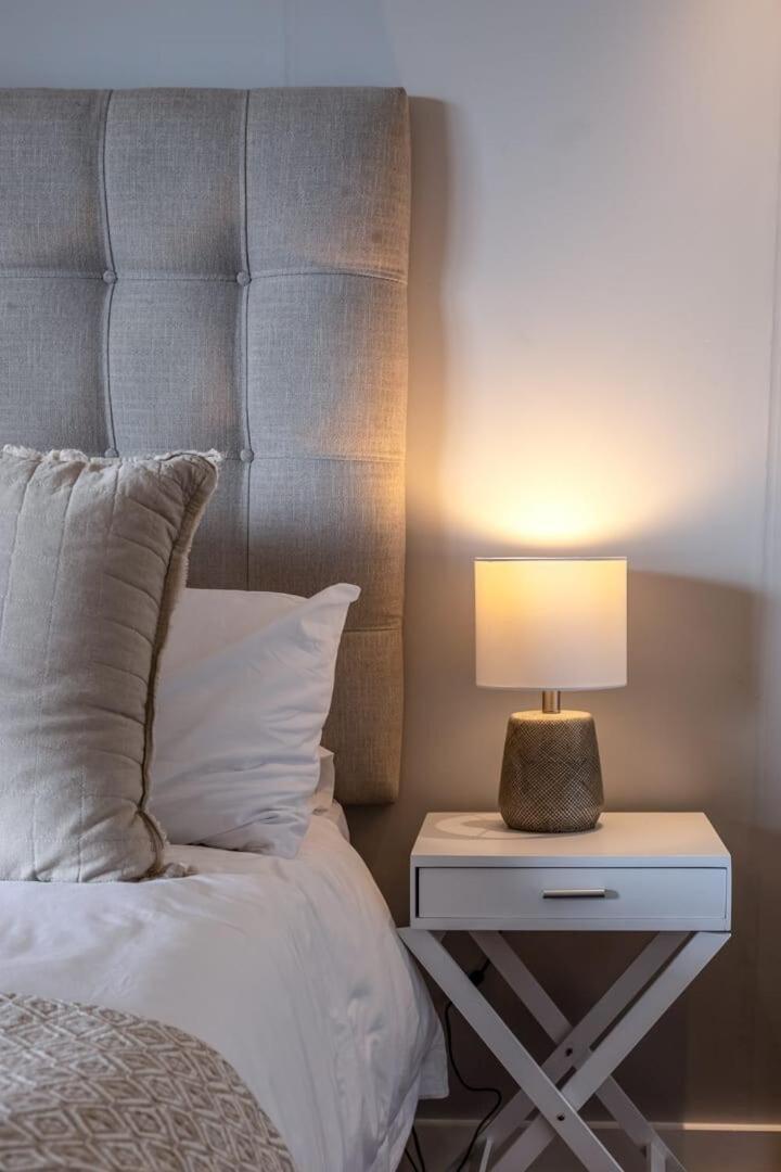 Tranquil, Spacious, Quiet Trendy With A View * Kaapstad