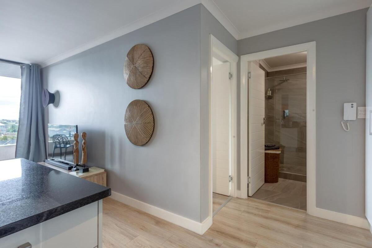 Tranquil, Spacious, Quiet Trendy With A View Apartment *