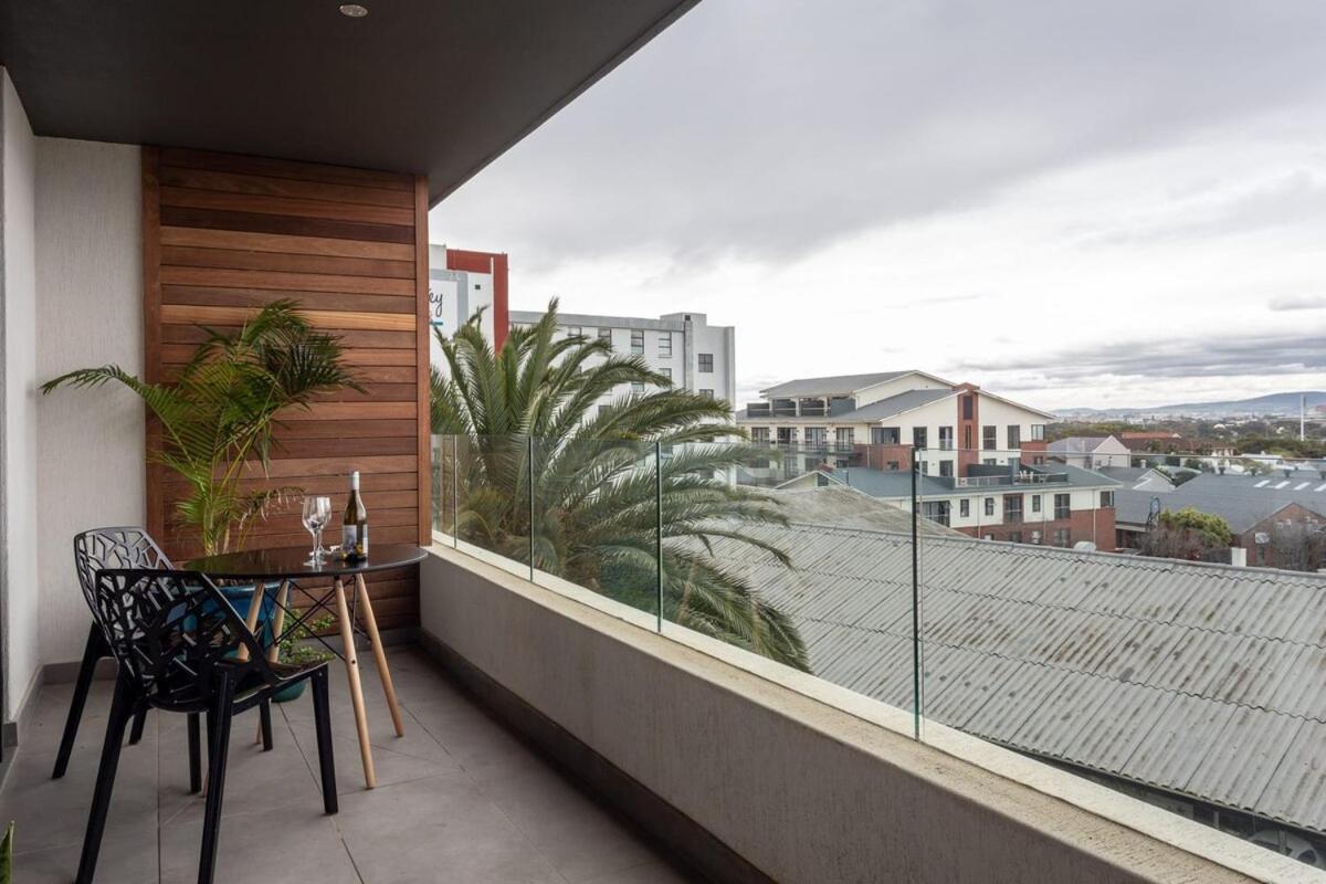 Tranquil, Spacious, Quiet Trendy With A View Apartment